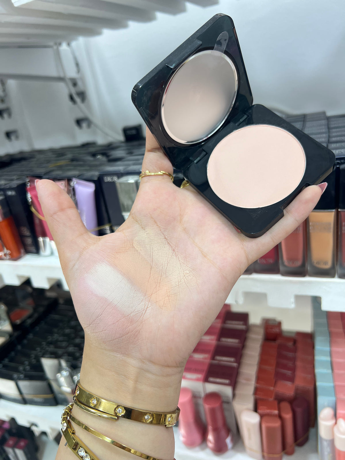 Huda beauty compact powder